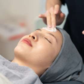 Chemical Peeling – Kegunaan, Proses, Hasil, dan Risiko