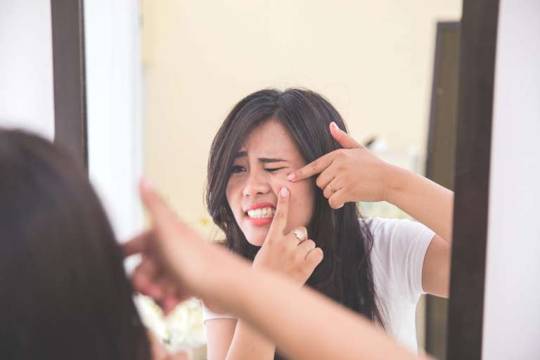 Apakah Bisa Menghilangkan Bekas Jerawat Dengan Microneedling?
