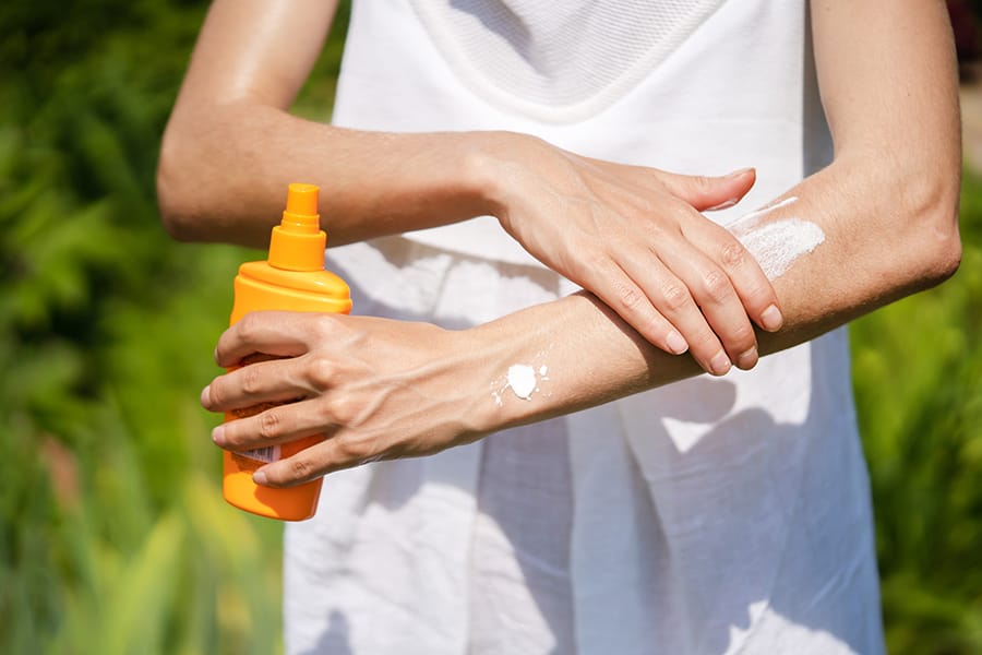 Pentingnya Menggunakan Sunscreen dengan Benar: Melindungi Kulit dari Kanker dan Penuaan Dini