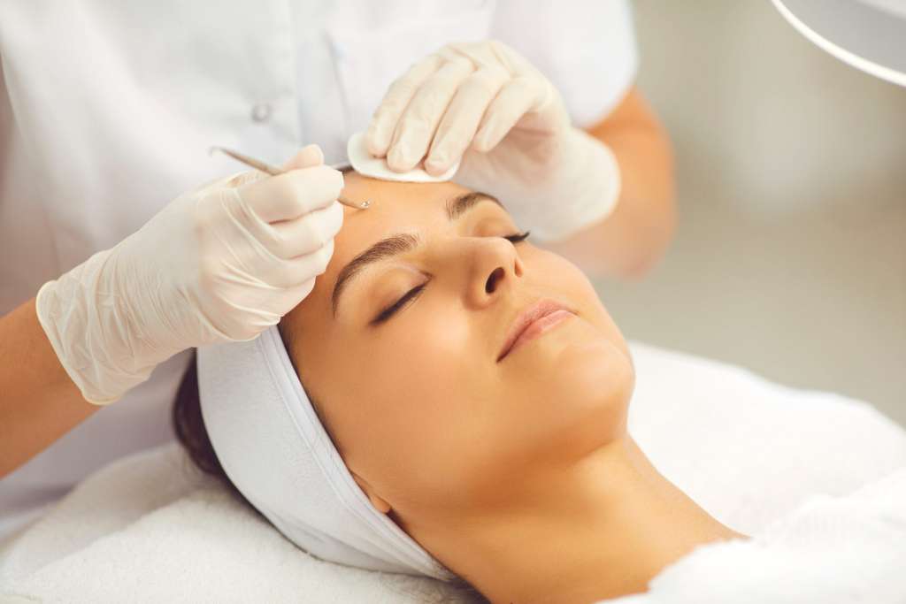10 Tahapan Facial Wajah yang Benar di Klinik Kecantikan