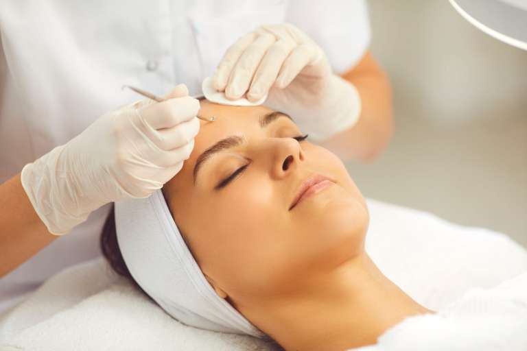 10 Tahapan Facial Wajah yang Benar di Klinik Kecantikan