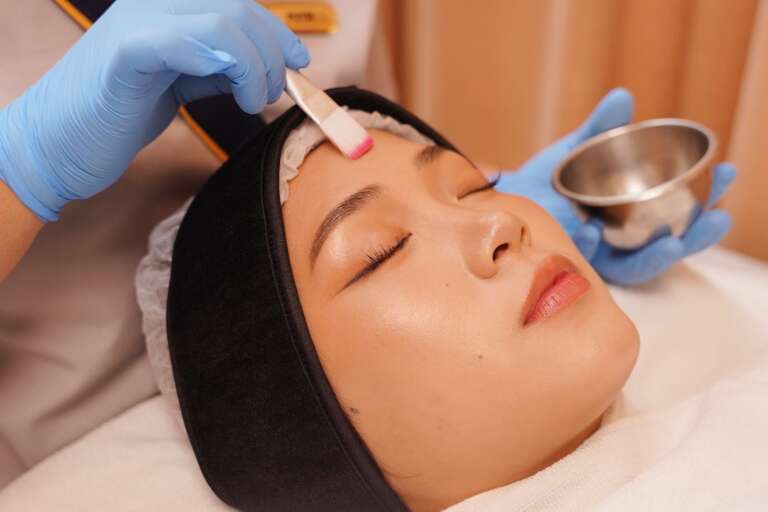17 Perawatan Wajah Glowing Alami dan di Klinik Kecantikan
