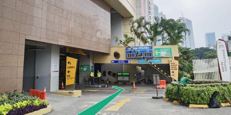 West Ramp ke gedung parkir